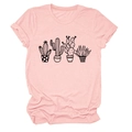 Vista dettagliata del tessuto della t-shirt rosa con stampa grafica di cactus minimalista - S / Rosa (Testo Nero)