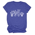 Dettaglio della t-shirt blu-viola con stampa cactus bianca e trama del tessuto morbido - S / Blu Retrò (Testo Bianco)