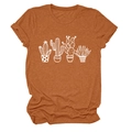 Dettaglio delle maniche risvoltate e della stampa a cactus sulla t-shirt caramello - S / Arancio Bruciato (Testo Bianco)