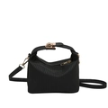 Schwarze Handtasche mit Wellentextur, goldenem Verschluss und abnehmbarem Schultergurt - Schwarz