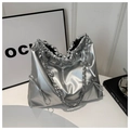 Dettaglio borsa metallica argento con coulisse, fiocco e tracolla a catena - Argento