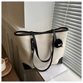 Détail d'un grand sac cabas en toile bicolore avec base renforcée et breloque en peluche - Blanc Avec Pendentif