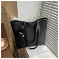 Détail du grand sac cabas noir avec un pendentif en peluche mignon et original - Noir Avec Pendentif