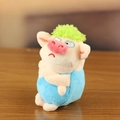 Süßer Plüschschwein Anhänger mit grünen Haaren und blauer Latzhose auf Holztisch - Blau