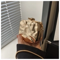 Detail van de gouden metalen handtas met golftextuur en fijne slangketting schouderriem - Watermerk Gehamerde Stijl / Onregelmatig vierkant / Gegolfd vierkant goudkleurig