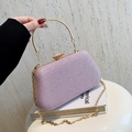 Zartrosa Glitzer-Abendtasche mit goldenem Ringgriff und einer Ketten-Schulterkette - Rosa