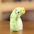 Simpatico portachiavi a forma di cetriolo di peluche con ricami e fiore di margherita - Circa 12cm di Altezza / verde chiaro