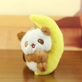 Panda roux mignon sur un croissant de lune en peluche jaune avec porte-clés - Marron / 13cm