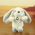 Weißer Plüschhase-Schlüsselanhänger mit floralen Details und Herz-Anhänger-Charm - Beige