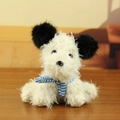 Porte-clés chien en peluche blanc avec grandes oreilles noires et écharpe bleue - Écharpe à Rayures Bleues