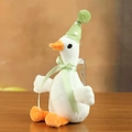 Portachiavi con oca di peluche bianca, cappello da festa e fiocco verde su legno - Stile Oca Bianca con Nastro Verde / Verde / 16cm