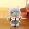 Llavero de gato de peluche gris con lazo rosa y perla sobre una mesa de madera - Gris