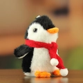 Süßer Pinguin Plüschtier-Anhänger mit weichem schwarz-weißem Fell und rotem Strickschal - Ca. 10cm / Schwarz
