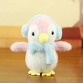 Ciondolo pinguino di peluche rosa con paraorecchie e sciarpa blu per borse - Rosa