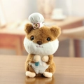 Brauner Plüsch-Hamster Schlüsselanhänger mit Kochmütze und Schürze auf dem Tisch - Dunkelbraun / Ca. 15cm