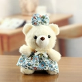 Orsetto di peluche color crema con vestito floreale blu e fiocco, ciondolo morbido - Beige
