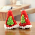 Dettaglio di mini cappelli natalizi in peluche rosso con ricamo di alberi e stelle argento - Albero di Natale rosso