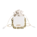 Witte geweven emmerzak met trekkoord en grove gouden ketting schouderriem design - Wit