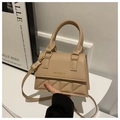 Detail der khakifarbenen gesteppten Umhängetasche mit goldenem Logo und Rundgriff - Khaki