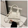 Nahaufnahme der weißen Mini-Handtasche mit gesteppter Klappe und goldenem Markenlogo - Weiß