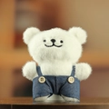 Mignon chiot en peluche blanche en salopette en denim bleu marine avec boutons - Blanc