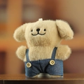 Porte-clés chien en peluche beige avec une salopette en jean bleu et des détails - Marron