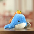 Süßer Plüsch-Wal-Anhänger in Blau mit Kakipflaume und praktischem Kunststoffhaken - 7cm