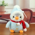 Pluche pinguïn sleutelhanger in blauwe winteroutfit met rode sjaal op hout - Blauw