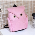 Zaino a forma di gufo rosa da donna con cuciture a piuma e dettagli occhi 3D su sfondo bianco - Rosa