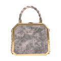 Stijlvolle marmer textuur dames box handtas met gouden metalen frame en chique ketting. - Khaki
