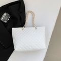 Bolso tote acolchado blanco con cadena dorada y costuras de rombos para mujer - Blanco