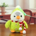 Pluche pinguïn sleutelhanger in neon groen en wit met gestreepte sjaal op houten tafel - Lichtgroen