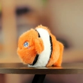 Süßer Clownfisch-Plüsch-Schlüsselanhänger mit weichen weißen Streifen auf Holzoberfläche - Clownfisch Stil / Ca. 10cm