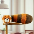 Peluche lungo panda rosso in pelliccia sintetica a righe su scaffale di legno - Panda Minore (A Strisce)