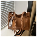 Detalle de bolso tote marrón textura lichi con asas trenzadas y pañuelo decorativo - Marrón