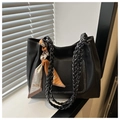 Detalle del bolso tote negro de piel veteada con costuras blancas y pañuelo - Negro
