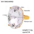 Detailansicht eines klobigen 18k Gold-Titanstahlrings mit facettiertem Glasstein und Kristallen - Größe 6 / Weiß