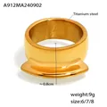 Anello largo in acciaio al titanio dorato con base a ventaglio e geometria minimalista - US 6 / Oro