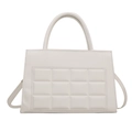 Minimalistische weiße trapezförmige Handtasche mit quadratischer Steppung und Gurt - Weiß