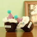 Llavero de peluche de cupcake marrón con crema y sombrero a cuadros rojos - Pastel de chocolate