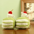 Llavero de peluche de pastel matcha con rayas verdes y detalle de cereza roja - Estilo Milhojas de Matcha