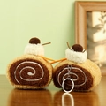 Lindos llaveros de peluche con forma de pastel enrollado en marrón y beige - Brazo de gitano