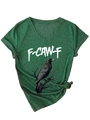 Dettaglio della t-shirt verde scuro con scollo a V, scritta F-CAW-F e stampa corvo - Taglia S / verde retrò