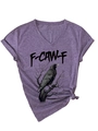 Dettaglio di una t-shirt viola con scollo a V, grafica di corvo e trama della manica - Taglia S / Viola