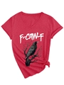 Dettaglio della t-shirt rossa con scollo a V, stampa grafica con corvo e nodo laterale - Taglia S / Rosso