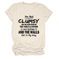 Detail eines beigen Baumwoll-T-Shirts mit hochwertiger Stofftextur und Slogan-Aufdruck - S / Sandfarben