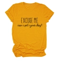 Detail van een mosterdgeel katoenen T-shirt met tekst Excuse me can i pet your dog opdruk - S / Mosterdgeel (Zwart Lettertype)