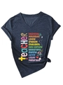Détail du t-shirt enseignant à col en V avec imprimé artistique vertical et lettrage créatif - S / Bleu Marine