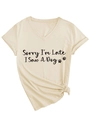 Dettaglio della t-shirt con scollo a V, stampa di citazione e orlo annodato in beige - S / Sabbia (Font Nero)
