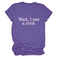 Dettaglio della t-shirt in cotone viola melange con stampa 'Wait, I see a rock' - Viola (Font Bianco)